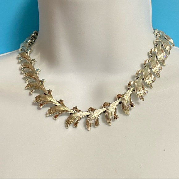 Vintage CORO Silver Tone Choker Style Necklace - Picture 4 of 9